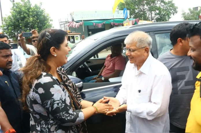 NB Marathi-pankaja munde meet prakash ambedkar